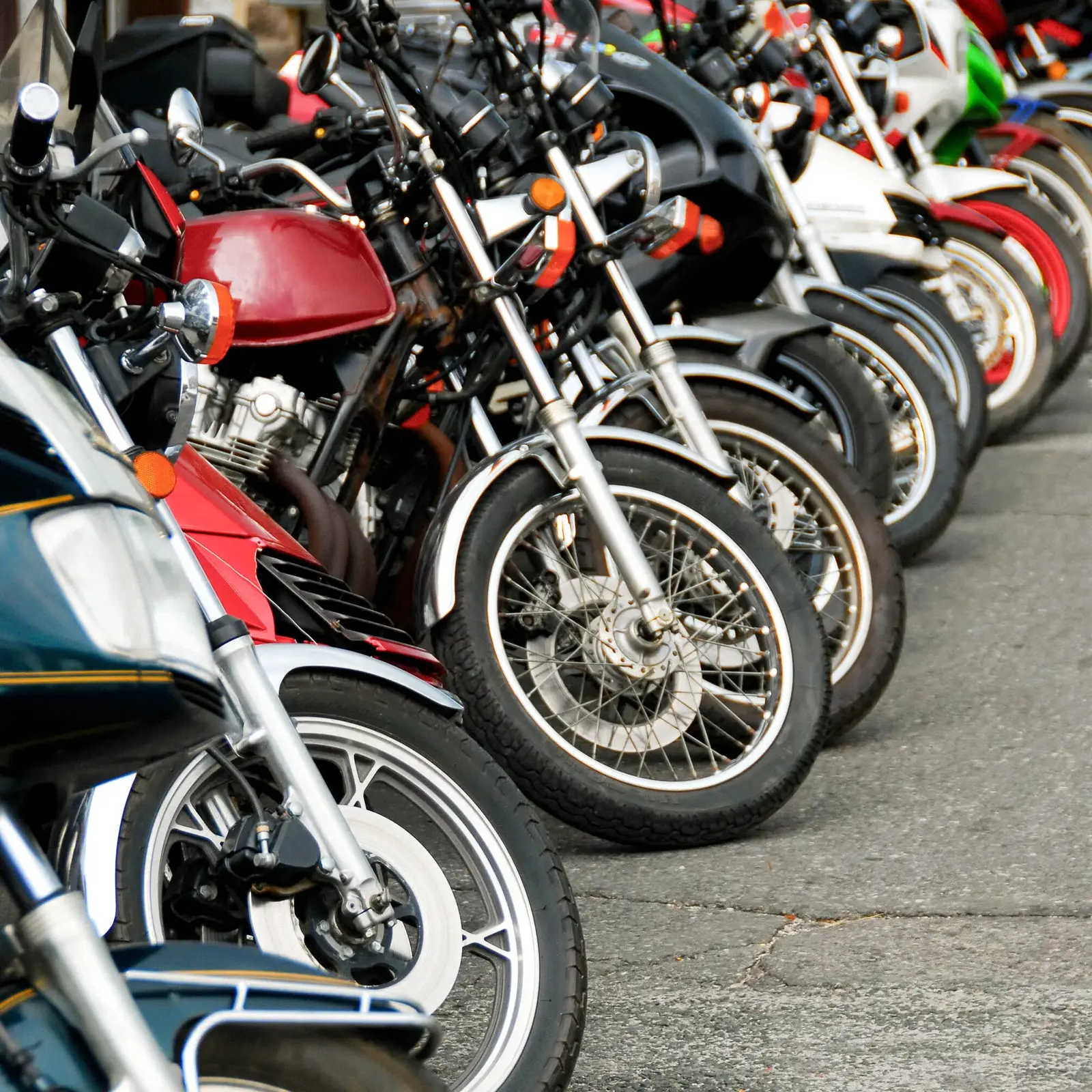 Row of motorcycles parked on a street in front a motorcycle store_jpeg_fullresolution mvp